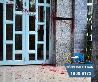 ném chất bẩn