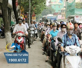 Đi xe máy trên hè phố