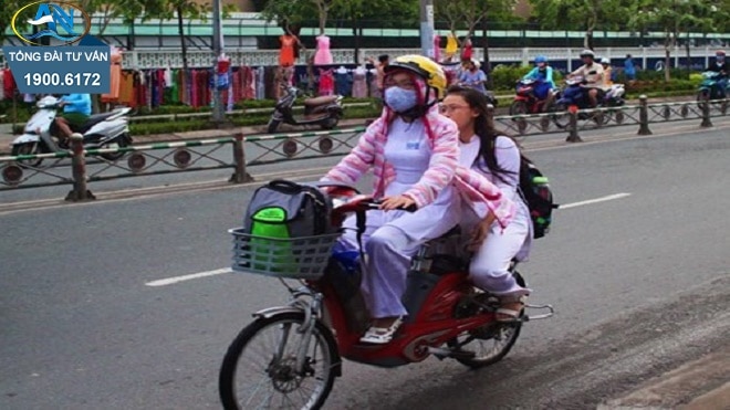lái xe đạp điện chở người không đội mũ