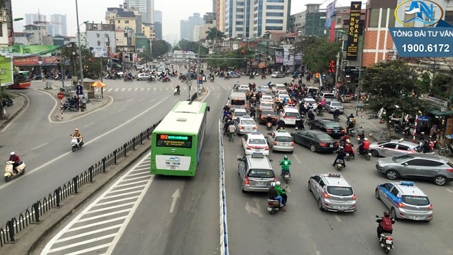 xe máy đi vào làn xe bus nhanh BRT